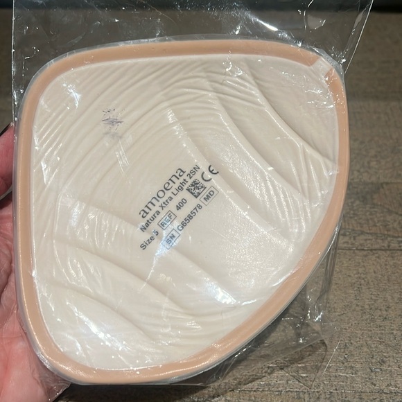 Amoena® Natura Xtra Light Breast Form SZ 5 - Picture 3 of 6